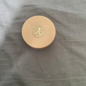 Anastasia Beverly Hills Cream Bronzer Amber - Krämig bronzer i nyansen Amber från Anastasia Beverly Hills. Kommer i en rund burk med skruvlock och guldig logga på locket. Perfekt för att skapa en solkysst look med naturlig finish. Använd bara ett fåtal gånger med borste