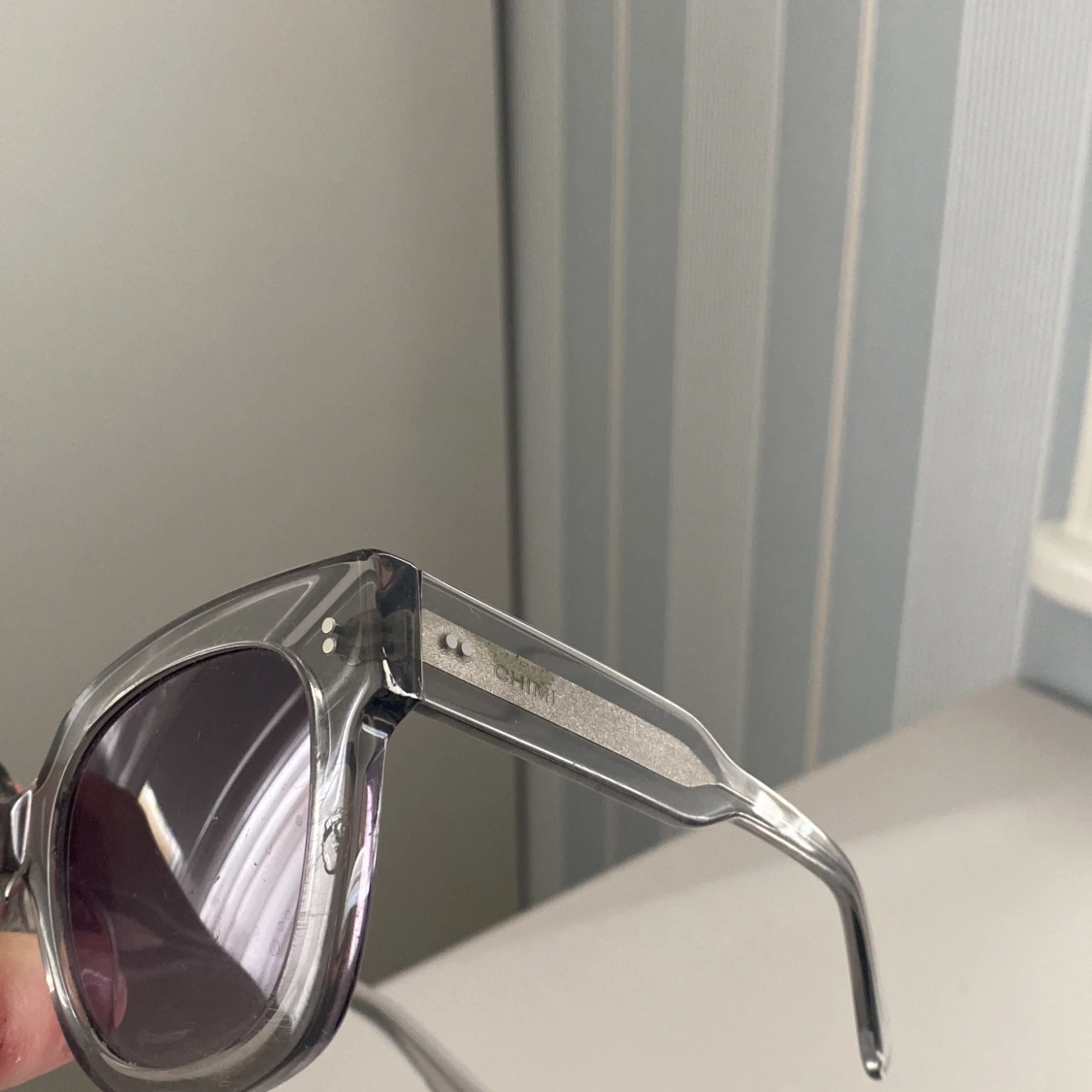Grå transparenta solglasögon från Chimi - 3