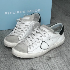 Philippe Model Paris PRSX Low - White - Vita sneakers ”Prsx low” från Philippe Model. Original box + fraktkartong etc. medföljer i priset. Köpta personligen - kvitto/kontoutdrag finns. Skornas skick - normalt slitage, inga hål eller dylikt. Tveka inte, hör av er vid funderingar. 😊