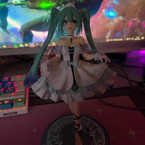 Hatsune miku wonderland  - Bra kvalitet. Kan mötas i några ställen i Skåne eller så skickar jag på posten!❤️