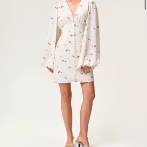 Adoore klänning vit - Superfin adoore klänning! Helt ny, lappen kvar och förpackning från adoore. Säljer då den var för liten!💕pris kan gå ner vid snabbt köp!