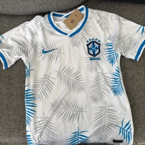 Vit Brasilien tshirt  - Hej, säljer denna tshirt då den är liten på mig. Ser annars otroligt bra ut och passar perfekt till sommaren. 