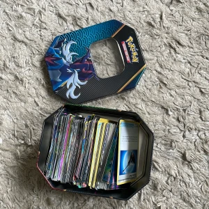 Pokémon kort värda över minst 1000 kr för 500 kr - Gamla Pokémon kort från en kollektion som jag har sparat på || sällsynta tränare och energi kort med box!