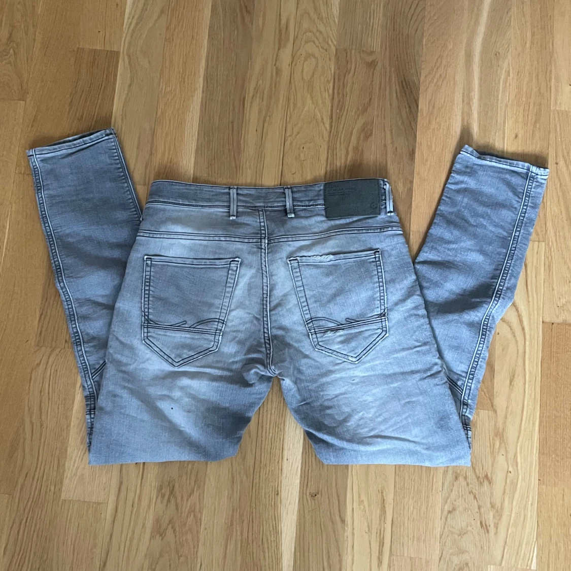 Grå jeans från Jack & Jones - 2