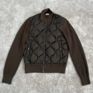 Moncler cardigan  - Moncler cardigan kahki/olive grön. Storlek L passar S/M. skick 8/10, inga större defekter. Black label = rare modell. 