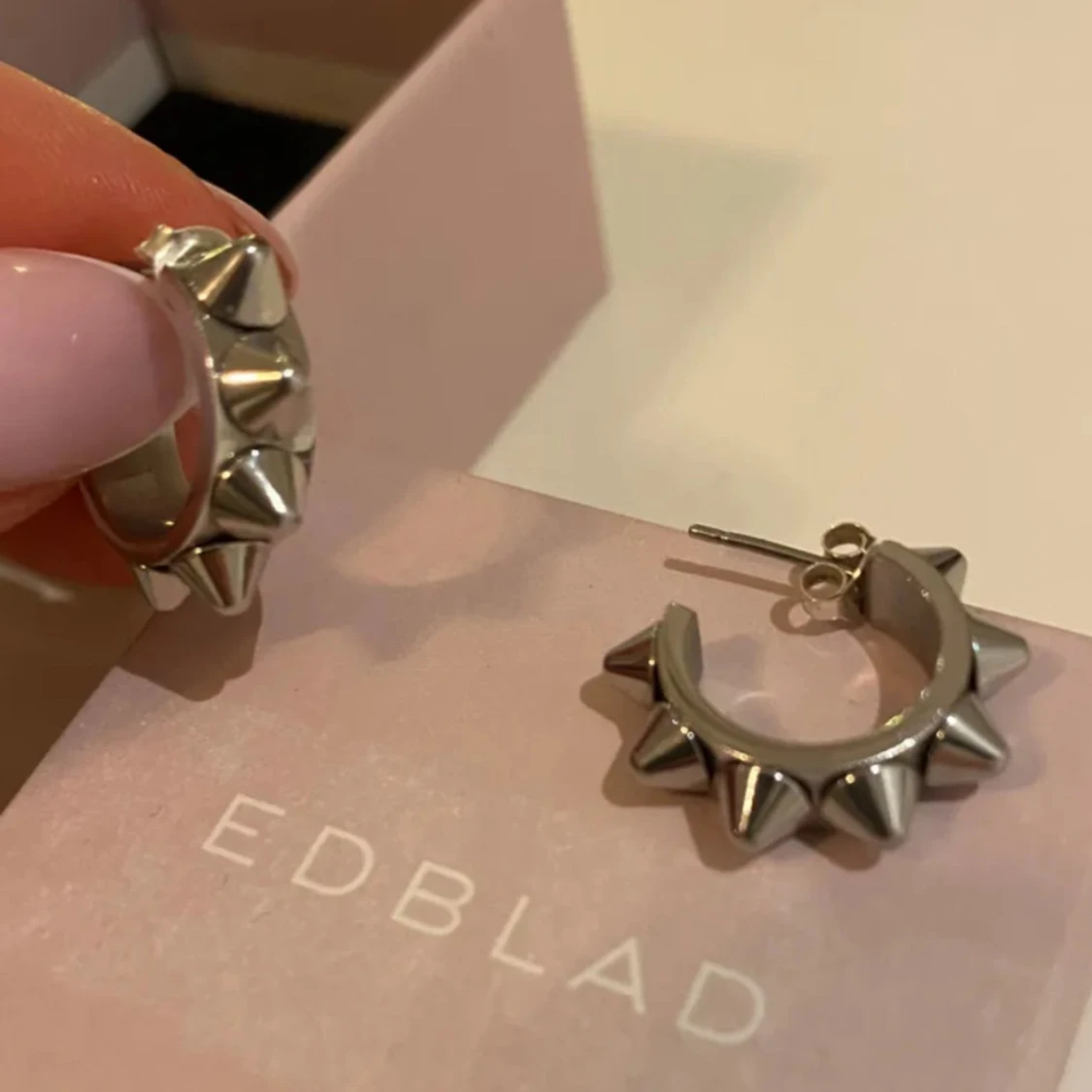 Silverfärgade örhängen med nitar från Edblad - 1