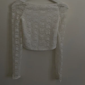 Vit topp  - Aldrig använd pågrund av att den inte passar mig 