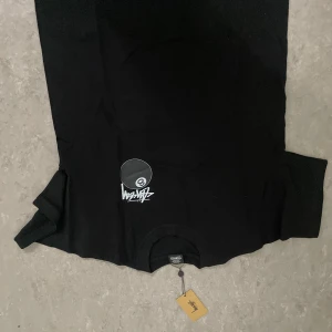 Stussy t shirt - Jag vet bilden är upp o ner men det va inte med meningen. Säljer en svart t-shirt från Stussy med stort 8-ball tryck och vit Stussy-logga på bröstet. Klassisk rund halsringning och korta ärmar. Perfekt för dig som gillar streetwear och vill sticka ut med en ikonisk design.