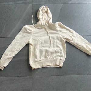 Beige hoodie från Second Female - Säljer en beige hoodie från Second Female. Inga defekter och nästan aldrig använd. Skriv vid frågor🩷🩷