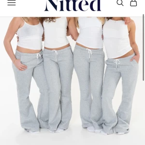 Grå mjukisbyxor från Nitted med utsvängda ben! SLUTSÅLDA - Grå mjukisbyxor från Nitted med utsvängda ben.  Ordinarie pris är 479kr! Aldrig använda. 