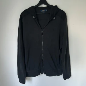 Polo Ralph Lauren cardigan - Schyst cardigan, snygg hoodie med skön luva | Skick: Mycket bra skick | Nypris: ca  2000kr | Passform: Storlek L passar mer som M | Skriv vid ytterligare frågor eller funderingar🤝