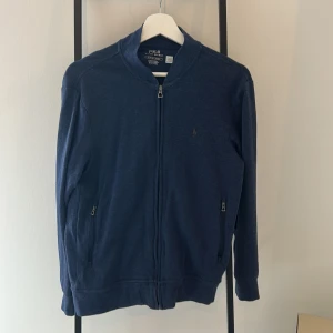 Mörkblå ziptröja från Polo Ralph Lauren - Mörkblå ziptröja från Polo Ralph Lauren, nypris 2100. Pris kan diskuteras 