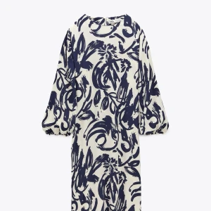 Mönstrad långklänning med ballongärm - Säljer en långklänning med unikt marinblått mönster på vit botten. Klänningen har långa ballongärmar och har en skärp. Storlek M passar även S. Superfin och luftig till sommaren! Använd 2 gånger!