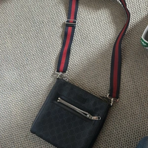 Gucci väska - Säljer denna väska eftersom den har bara legat i min garderob och inte kommer till någon användning, såklart äkta!