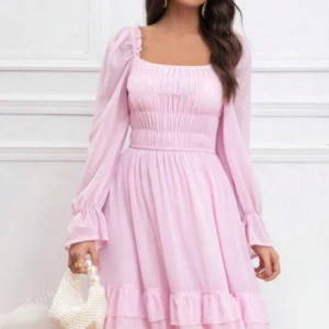 Rosa klänning  - Säljer denna klänning då den är för liten. Endast testad 