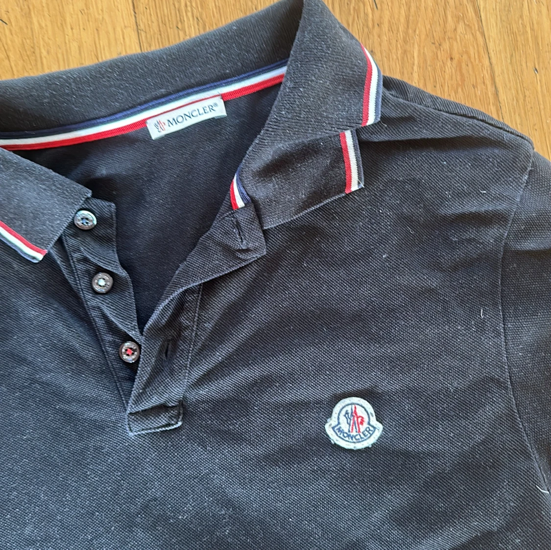 Svart pikétröja från Moncler - 1