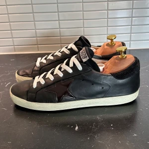 Svarta sneakers från Golden Goose - Svarta golden goose superstar. Väldigt bra skick, knappt använda. Storlek 40EU.