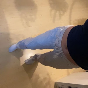 Beiga linnebyxor från Chelsea Girls - Säljer ett par beiga linnebyxor från Chelsea Girls med resår i midjan och dragsko. Byxorna har en loose passform och är perfekta för varmare dagar. Lätta och luftiga med avslappnad stil.