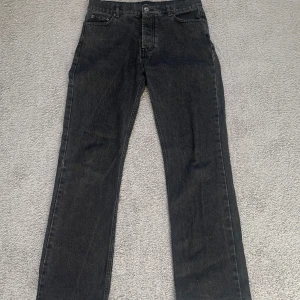 Montén jeans - Tja Säljer ett par svarta jeansbyxor från Montén i storlek 30/30, dom är nästintill aldrig använda. Kom privat vid minsta lilla och pris går alltid att diskutera