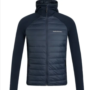 Mörkblå hybridjacka från Peak Performance - Skriv för bilder på den