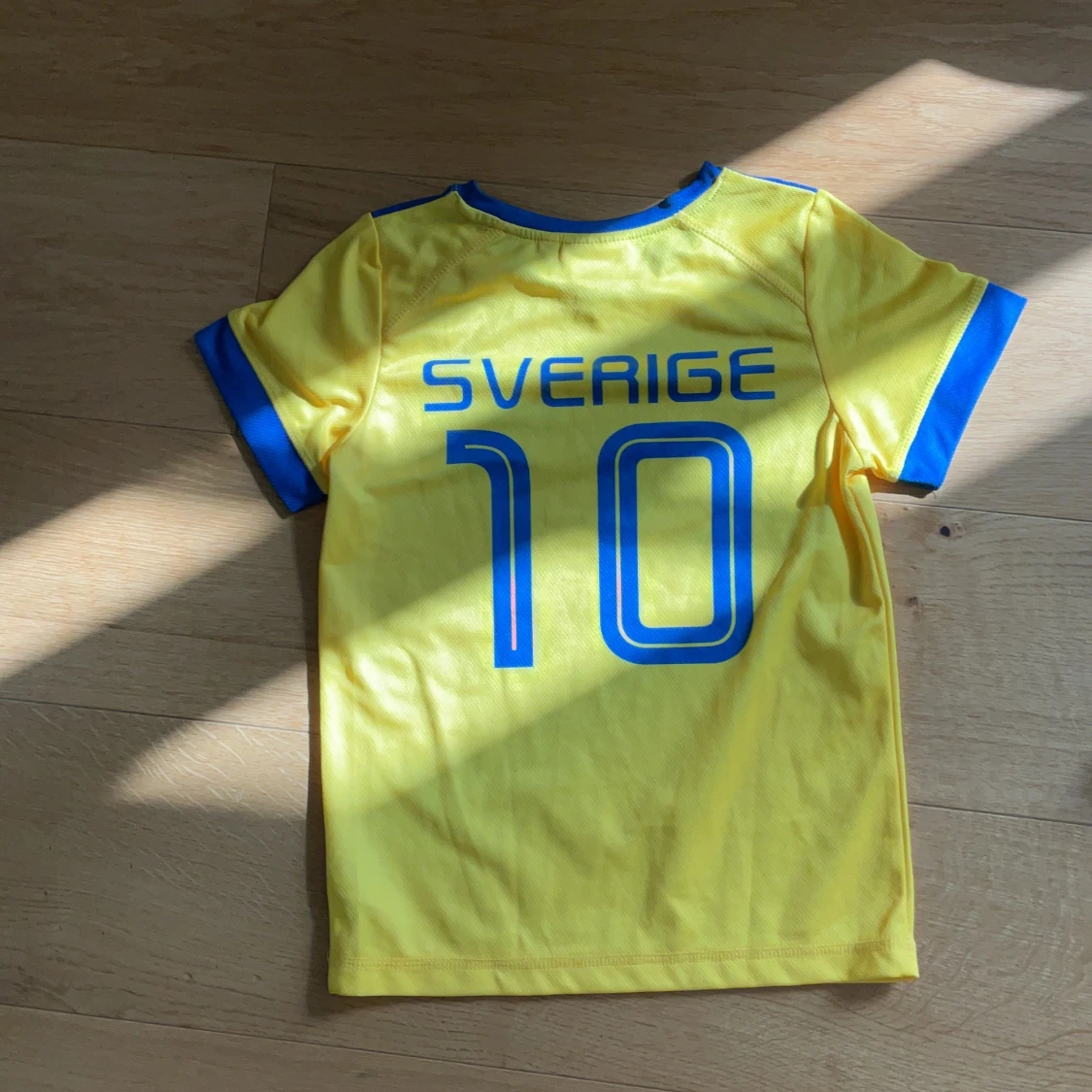 Svensk fotbollströja med nummer 10 - 1