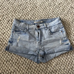 Lågmidjade jeans shorts  - Säljer dessa snygga Lågmidjade jeans shorts från Bershka. 💕