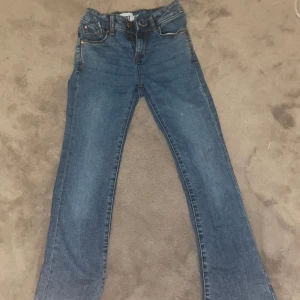 Blå jeansbyxor med rak passform - Jeans från Lager 157 – stl 152 Säljer ett par snygga jeans från Lager 157 i storlek 152. Endast använda två gånger – i princip som nya! Nypris: 150 kr Mitt pris: 100 kr