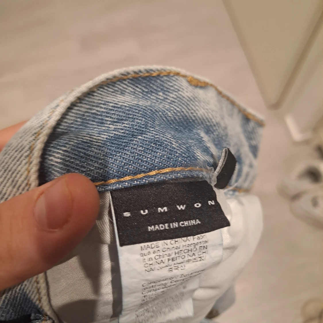 Ljusblå slitna jeans från Sumwon - 3