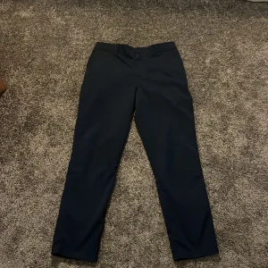 Under armor golfbyxor  - Tja! Säljer nu ett par golfbyxor då dom är för små. Dom är i bra skick och storlek 14 men skulle säga att dom är lite små i storleken😃