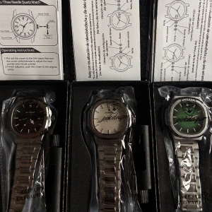 Trillingar - Tre super snygga o fräscha klockor, samt i olika färger, vit, svart o fade grön. Till klockorna kommer box bruks anvisningar för klockan o en typ putts.