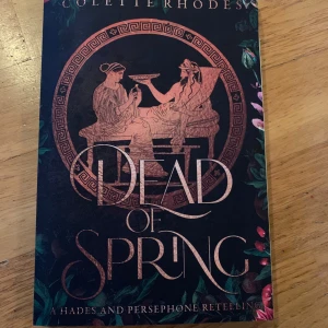 Dead of Spring - En modern retelling av Hades och Persefone-myten. Perfekt för dig som gillar mytologi, romantik och spännande berättelser. Snyggt omslag och lockande handling gör den till ett måste för unga vuxna som vill ha något annorlunda och fängslande.