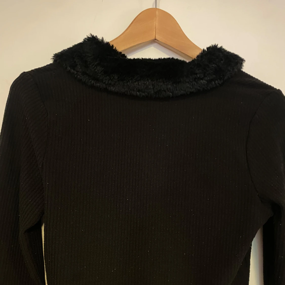 Svart croppad kofta med fuskpäls och knyt - 2