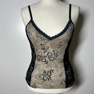 Topp med spets vintage y2k 2000s  - Superfint linne med spets, passar xs-s, vintage från only. justerbara axelband. Köp sker via köp nu, jag postar inom 24h. Kvar tills markerad såld 