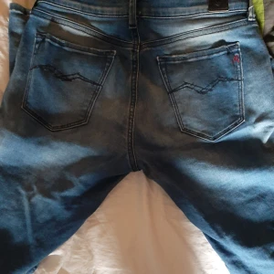 Replay w26 - Stilrena herrjeans med en snygg tvätt från Replay i w26 / 164. Kontakta om intresse!