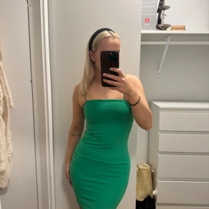 Grön tight klänning från H&M - Grön klänning ifrån Hm, storlek XS🦋