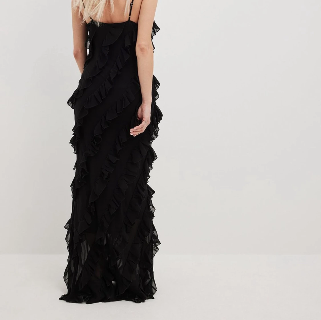 Svart långklänning med volanger - 1