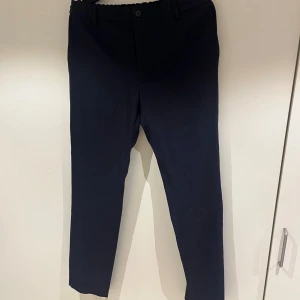 Calvin Klein blåa kostymbyxor - Knappt använda, riktigt snygga. Regular fit. Nypris 1300  Storlek: 48