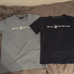 Två Sail Racing t-shirts - Säljer två snygga t-shirts från Sail Racing. En är ljusblå och den andra är mörkblå.En är storlek M den andra är 170cm