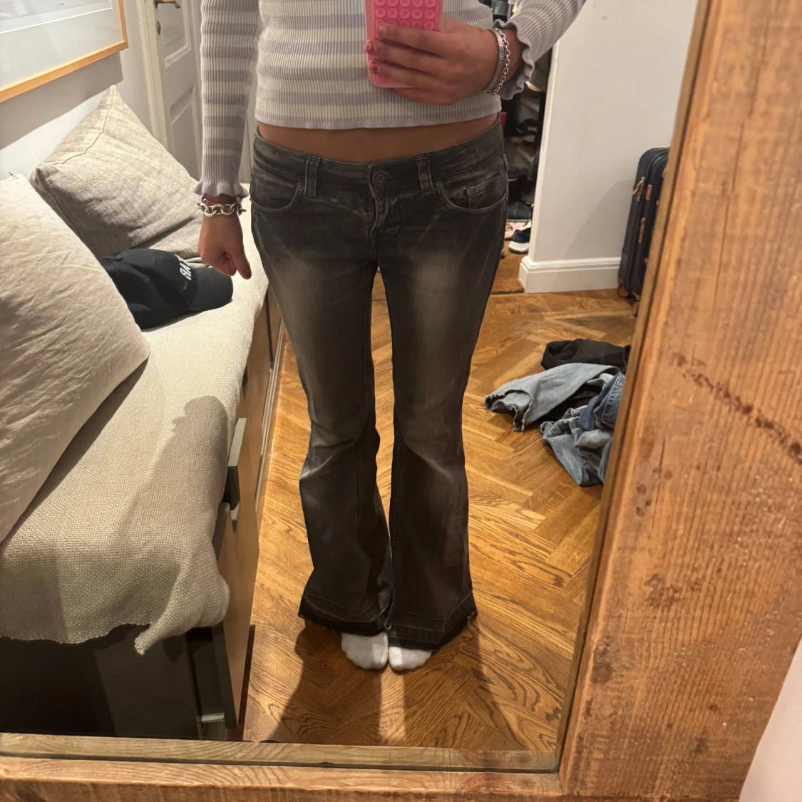Lågmidjade bootcut jeans i mörkgrå tvätt - 1