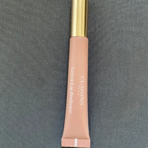 Clarins Velvet Lip Perfector och Embellisseur levres mat - Jag har inte använt den på mina läppar, bara swatchat den på min hand. 200 kr för två. 100 per styck.