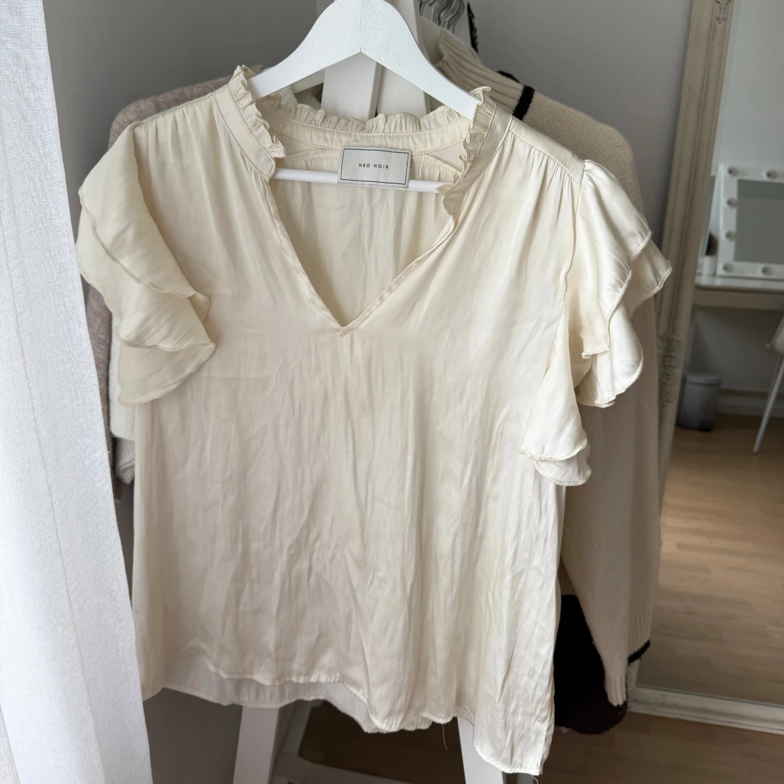 Krämvit blus med volang från Neo Noir