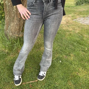 Bootcut jeans - Bootcut jeans från Vero Moda. Det finns en liten slitning längst ner på vänster ben (bild 5) Midja:33cm Höft:41cm Grenen till linningen:24cm Innerbenet:85cm. De är även rätt stretchiga 