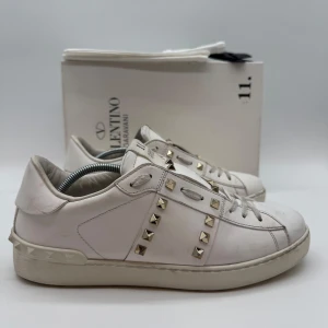 VALENTINO ROCKSTUD SNEAKERS - Valentino rockstud sneakers - Skick: 9/10 - Storlek 41 - Tillbehör: Kort, extra nit - Nypris 7700kr - deluxecloset 