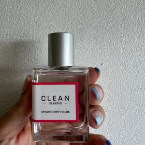 CLEAN Classic Strawberry Fields parfym - Fräsch parfym från CLEAN Classic i doften Strawberry Fields. 90% kvar. Säljes då doften inte passar mig tyvärr. 