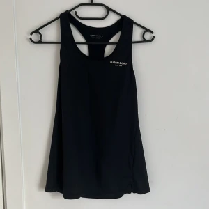 Svart träningstopp från Björn Borg - Säljer en svart linnetopp från Björn Borg . Perfekt för träning och tillverkad i ett stretchigt syntetmaterial som andas. Diskret logga framtill. Snygg och sportig modell som sitter bekvämt. Står inte storlek men skulle säga att den passar XS/S