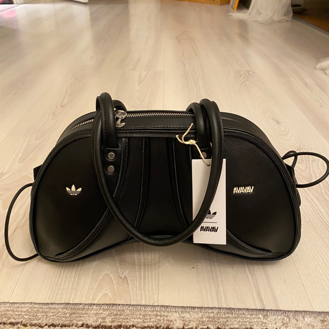Svart handväska från Adidas x AVAVAV