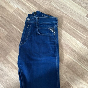 Replay Anbass  - Säljer dessa Replay jeans. Modell Anbass. Jeansen är i mycket bra skick. Storlek 32. Hör gärna av er vid frågor.