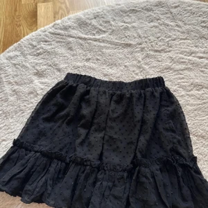 Svart volangkjol med prickigt mönster - Svart kjol från shein, storlek S🌸