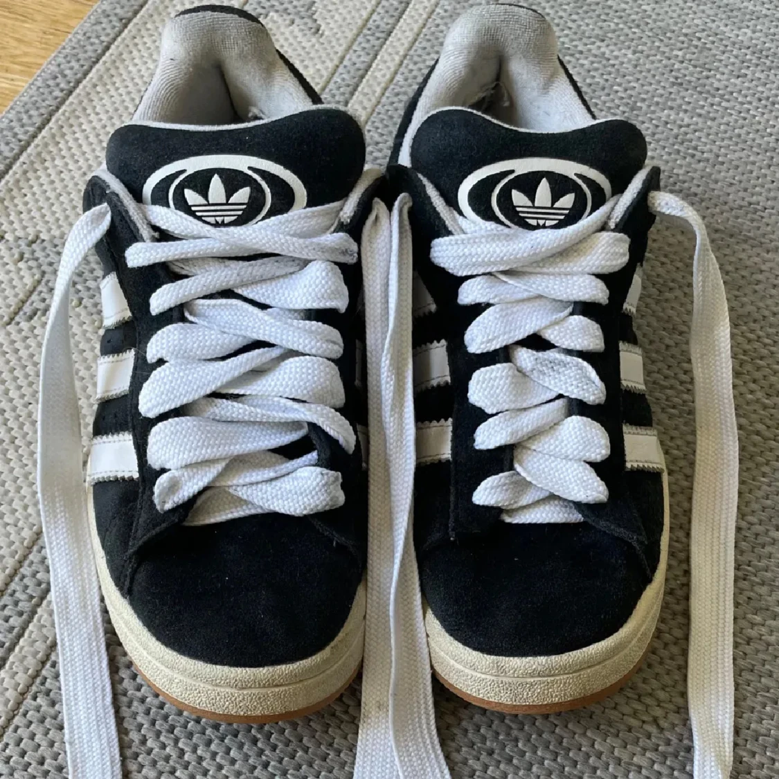 Svarta Adidas Campus sneakers med vita ränder - 3