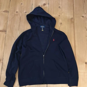 Polo Ralph lauren zip hoddie mörkblå/marinblå - Polo Ralph lauren zip hoddie stl M-L bra skit 9/10 bara andvänd några gånger.